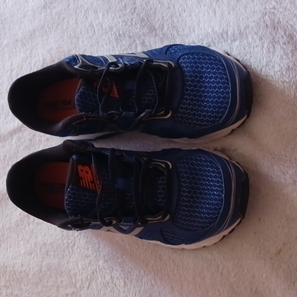 Tennis shoes